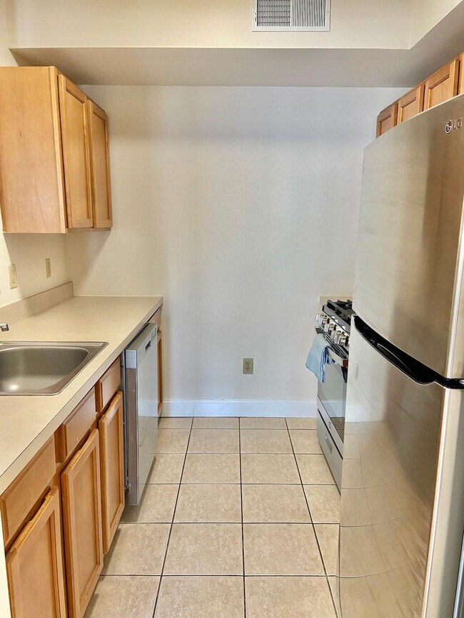 Building Photo - 557 5th St