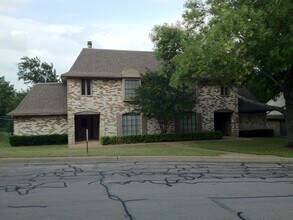 Building Photo - 909 Briar Dr