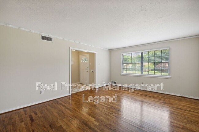 Foto del edificio - 9007 Sweetwater Dr