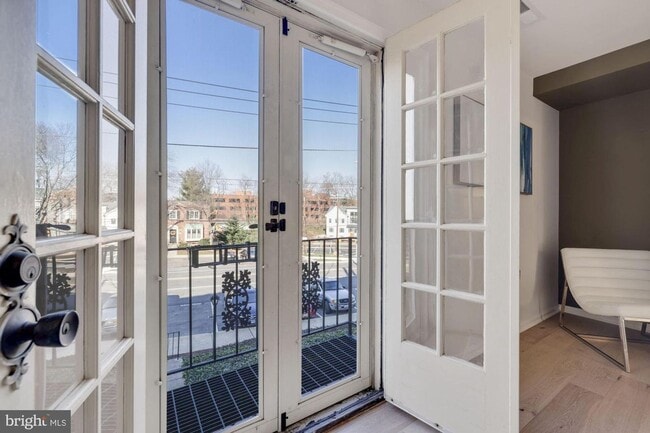 Foto del edificio - Gorgeous 2 Bedroom 2.5 Bath in Chevy Chase