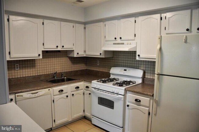 Building Photo - 102 Sequoia Ct
