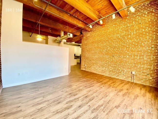 Building Photo - 202 W 5th St