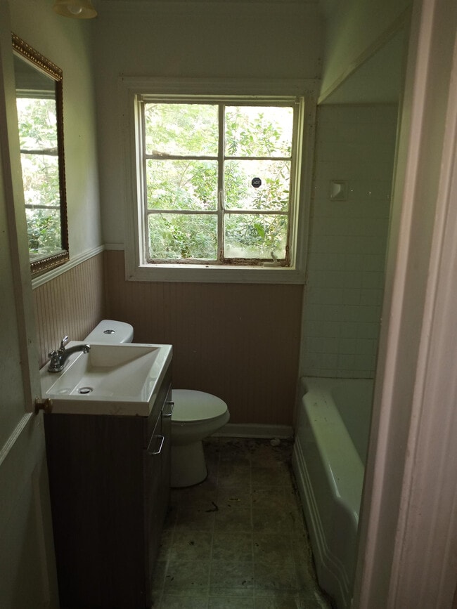 Building Photo - 304 Lawrence Rd