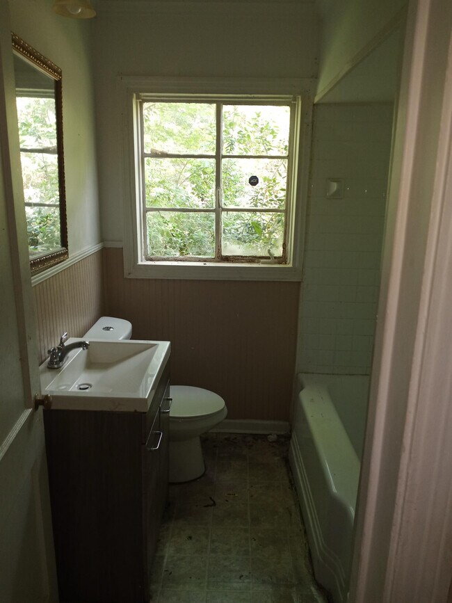 Foto del edificio - 304 Lawrence Rd