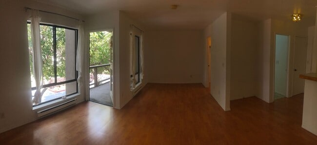 Building Photo - Hidden studio on the 3rd floor with beauti...