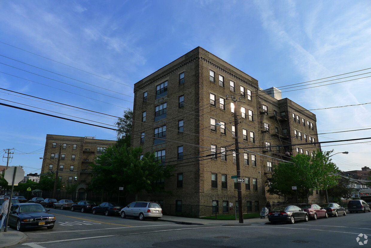 Primary Photo - Gateway Apartments