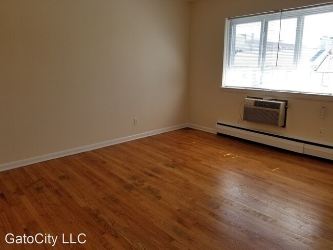 Building Photo - 1579 N Farwell Ave