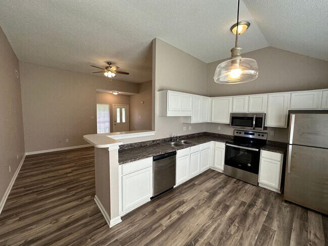 Foto del edificio - Move In Ready! Fresh Paint! Fridge Included! Split Bedroom Floor Plan! Fenced In Backyard!
