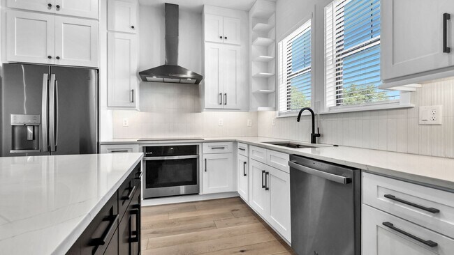 Foto del edificio - Gorgeous Brand New Custom 4/3.5 Townhomes ...