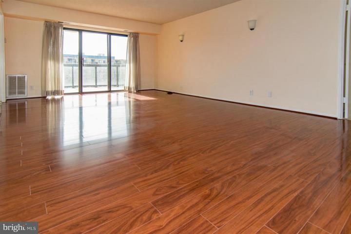 Foto del edificio - 8350 Greensboro Dr