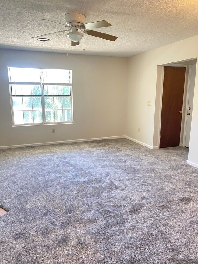 Building Photo - Super Convenient, Haw Creek Townhome, 2 Be...