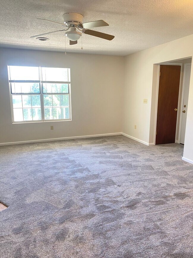 Foto del edificio - Super Convenient, Haw Creek Townhome, 2 Be...