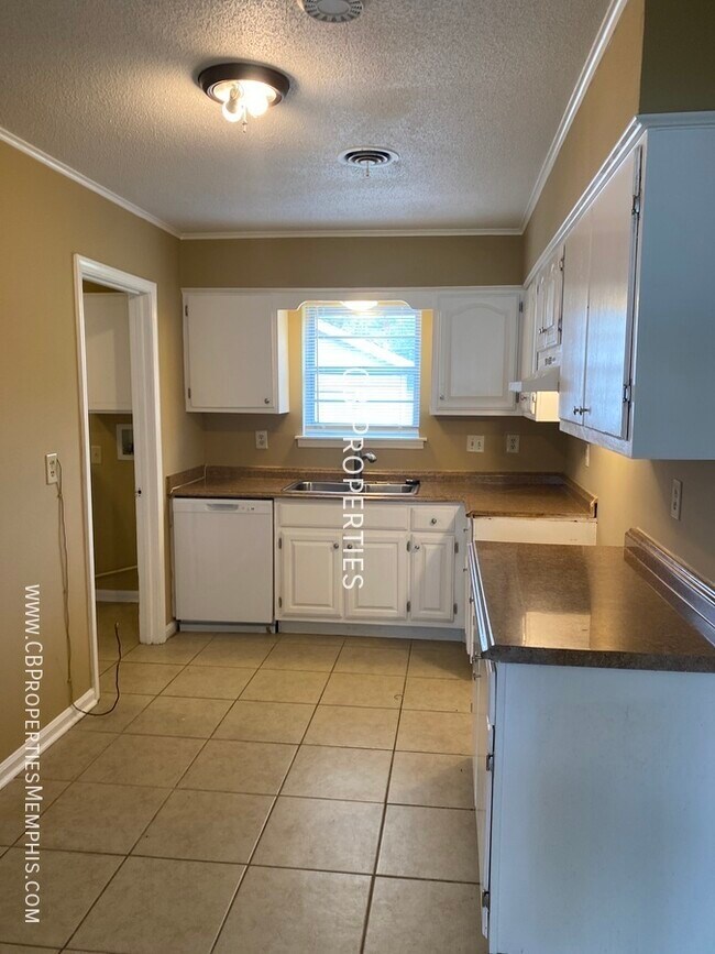 Building Photo - 3 Bed and 1.5 Bath Home