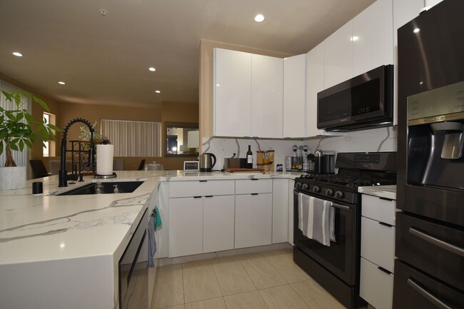 Building Photo - SPECIOUS 2 BED 2 BATH CONDO WITH ATTACHED ...