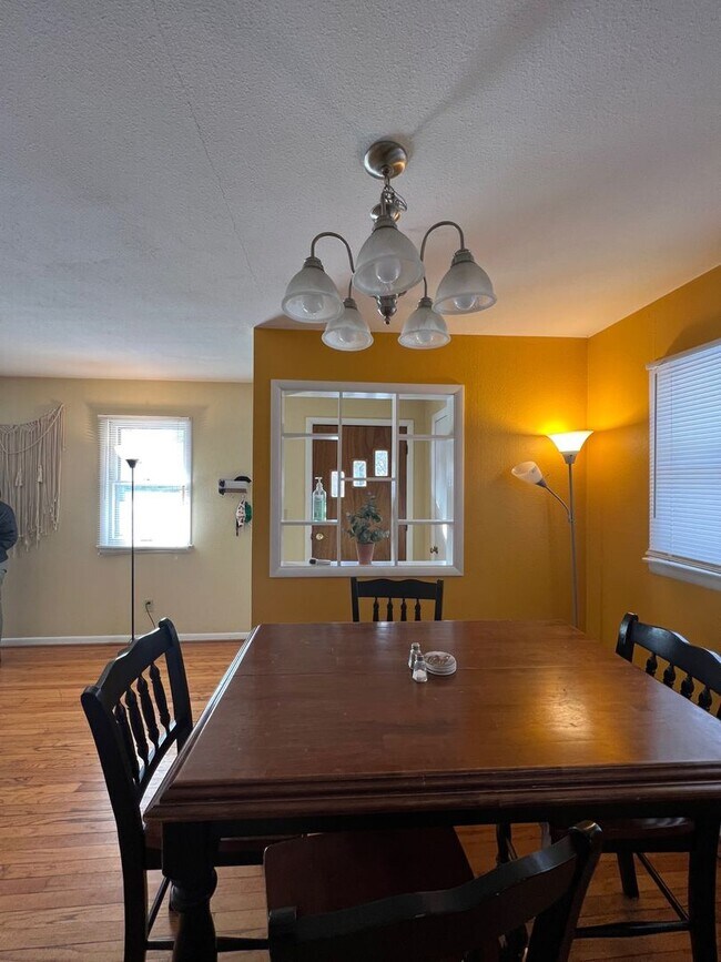 Building Photo - Beautiful 3 BR Home Near Bryan Park, IU Ca...