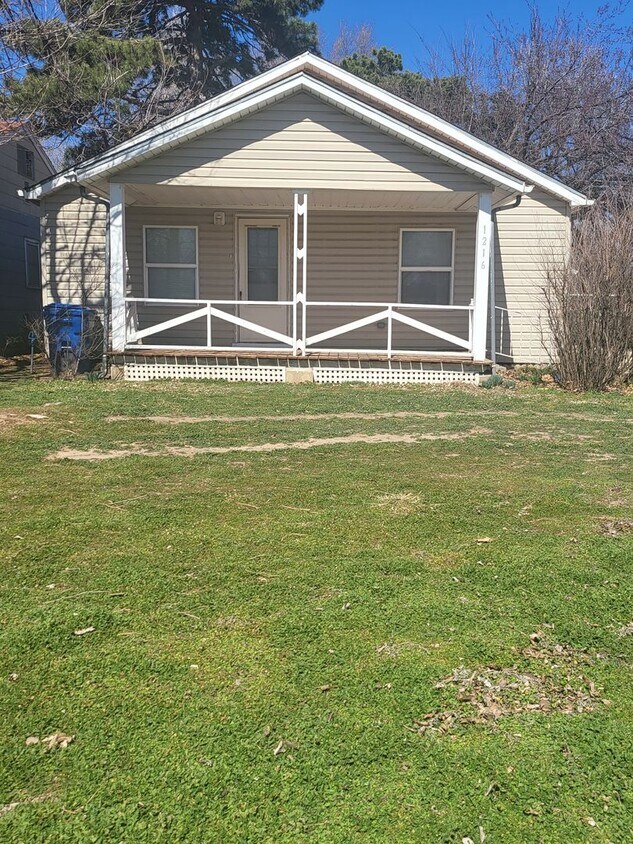 Foto principal - 1216 W James Ave