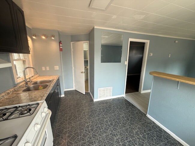 Building Photo - ONE BEDROOM HALF DUPLEX