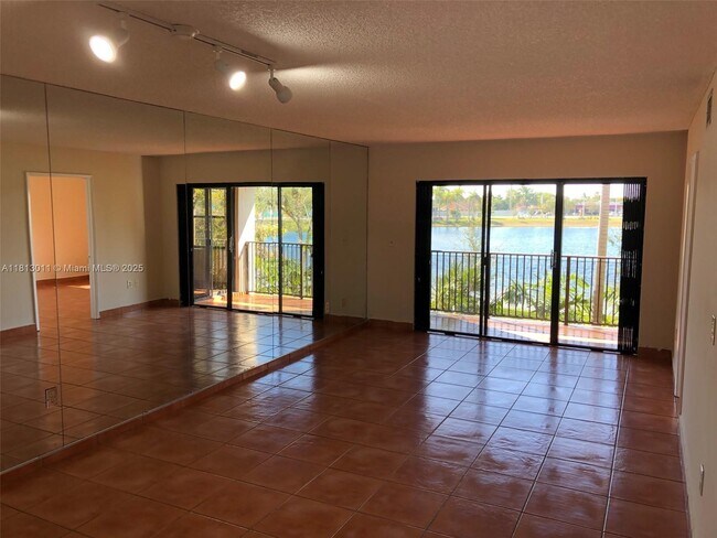 Foto del edificio - 250 W Park Dr