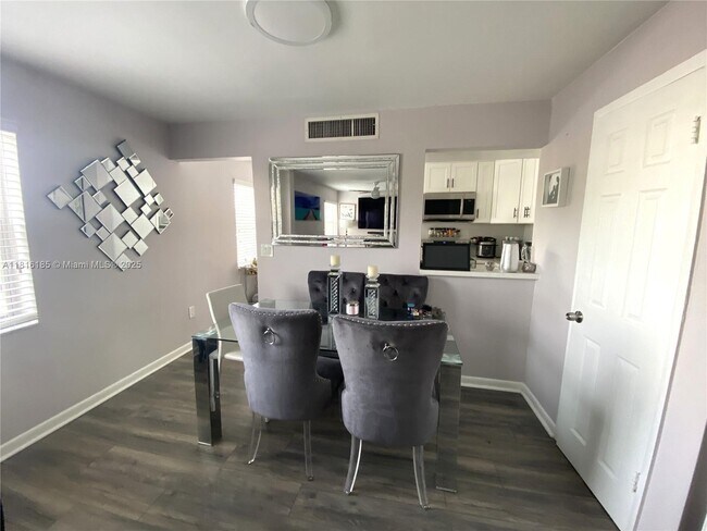 Foto del edificio - 1570 W 46th St