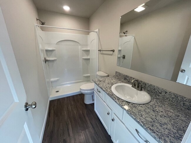 Foto del edificio - 3 Bed 2 Bath, 2 Car Attached Garage