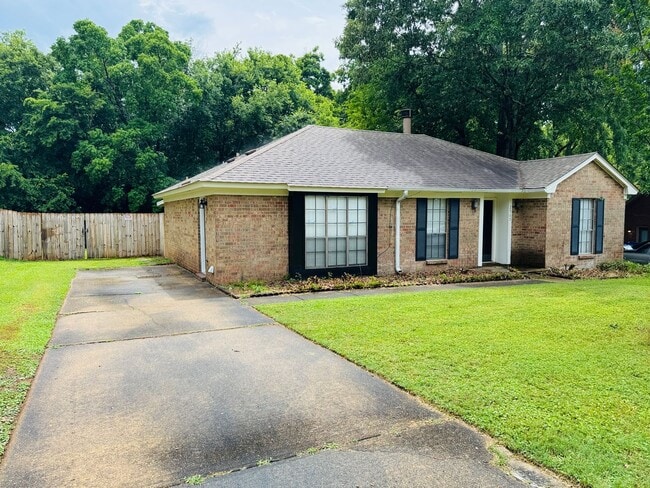 Building Photo - 3- Bedroom Gem !!