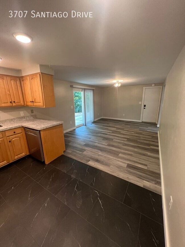 Building Photo - 3707 Santiago Dr