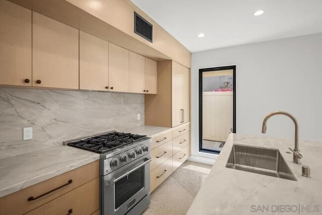 Building Photo - 857 F Ave