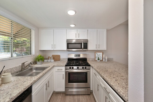 Kitchen - West Oaks Apartment Homes