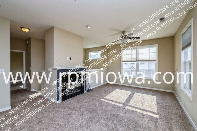 Building Photo - JORDAN CREEK AREA! CORNER UNIT WITH TONS O...