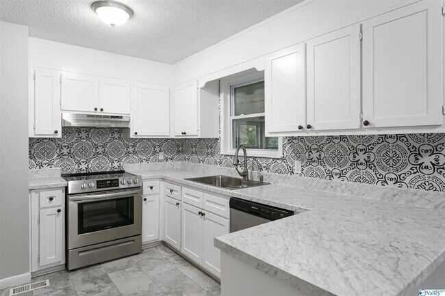 Building Photo - BEAUTIFUL REMODELED 3 BEDROOM HOME