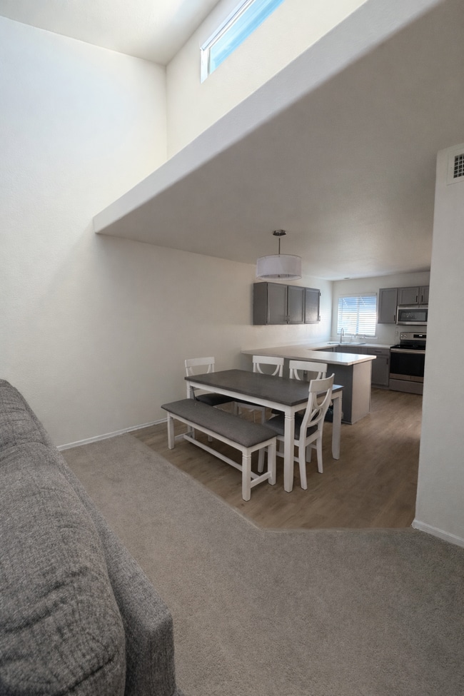Dining area - 220 N 22nd Pl