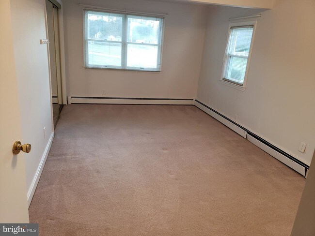 Foto del edificio - 17750 Piney Point Rd