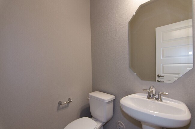 Foto del edificio - Gorgeous 4 bedroom/ 3.5 bath in highly-des...