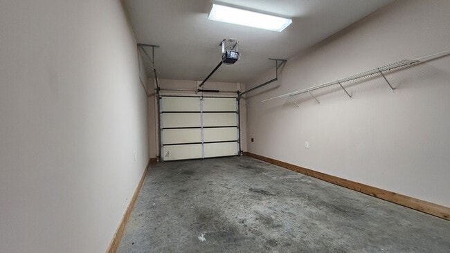 Building Photo - Spacious Condo For Lease