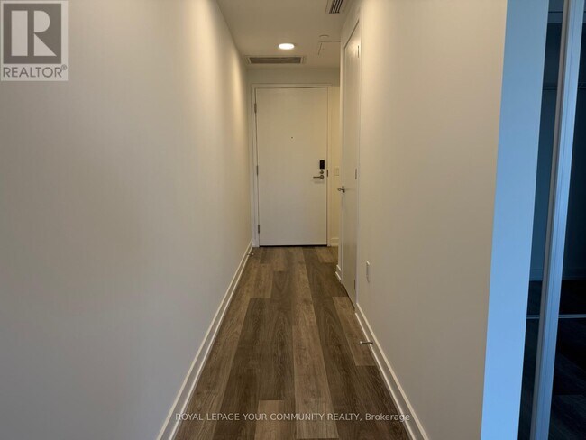 Building Photo - 880-880 The Queensway