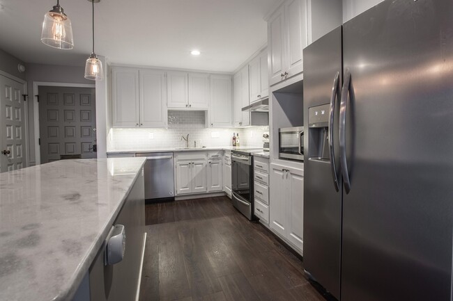 Building Photo - 8361 Somerset Dr
