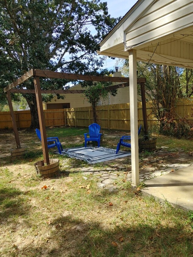 Primary Photo - Two Bedroom Townhouse with Fully Fenced Ya...