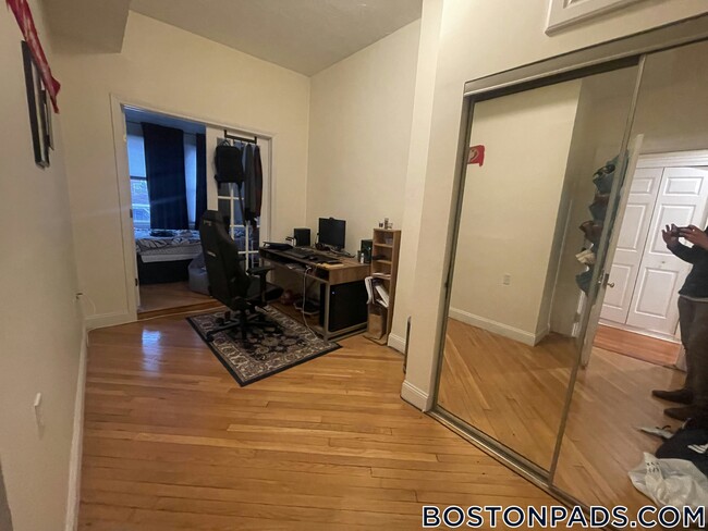 Building Photo - 1689 Beacon St