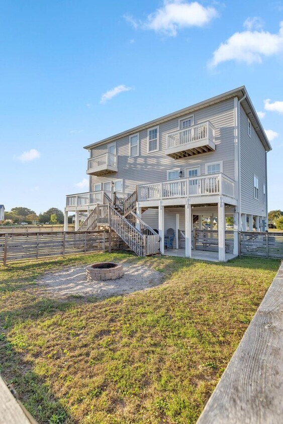 Foto principal - Updated coastal townhome- fully furnished!