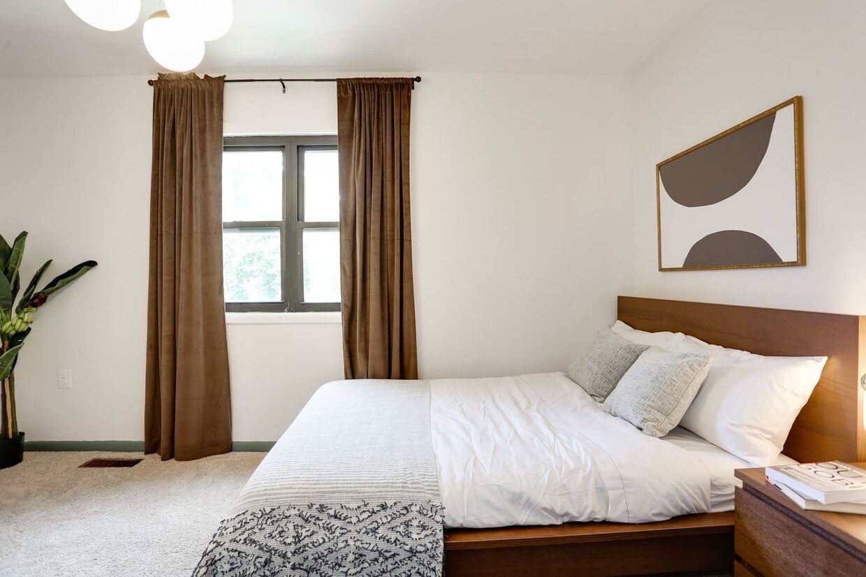 Primary Photo - ROOM ONLY in 5-bed/3.0-bath Home