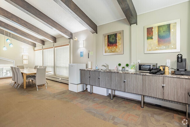 Common Lounge - Heatheridge Estates Apartments