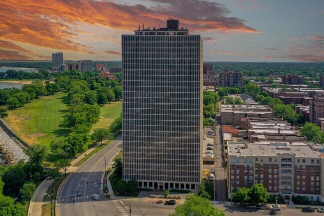 Foto del edificio - 6700 S South Shore Dr