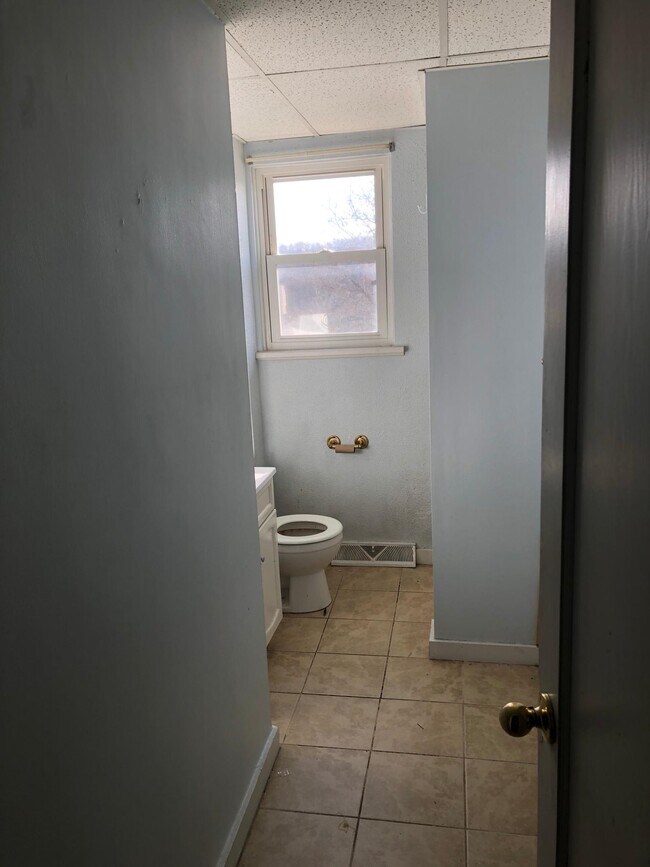 Bathroom - 405 W 8th Ave