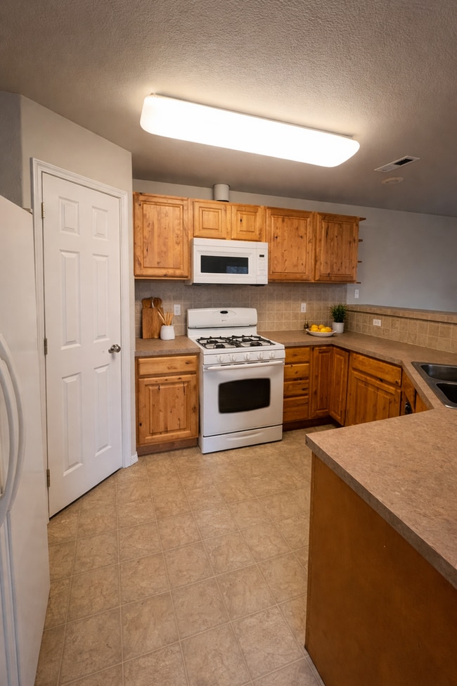 Building Photo - 3 Bedroom Duplex Near Downtown Available!