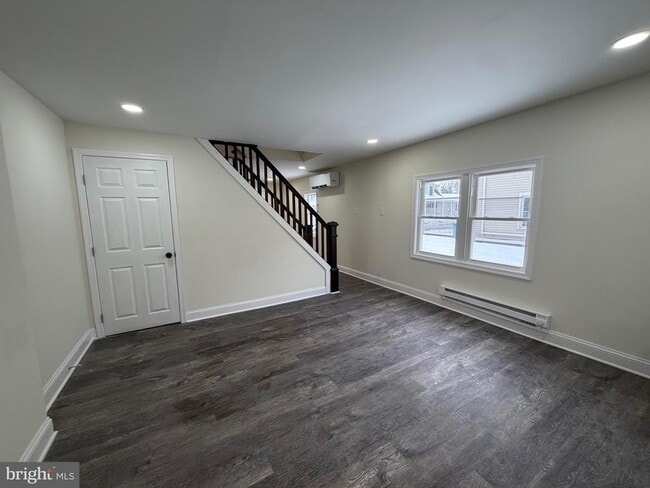 Building Photo - 197 Main St