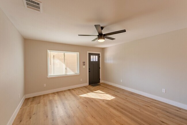 Building Photo - 2 Bed-1 Bath Duplex with Modern updates an...