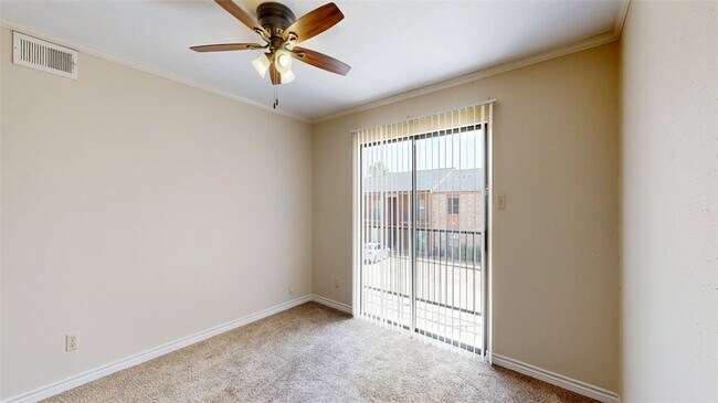 Foto del edificio - 904 University Oaks Blvd