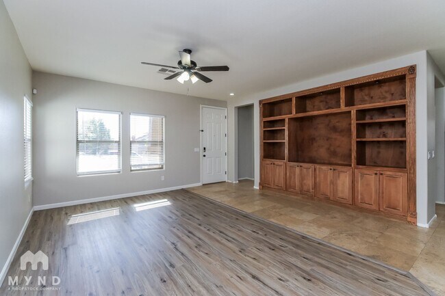 Foto del edificio - 1348 S Loback Ln