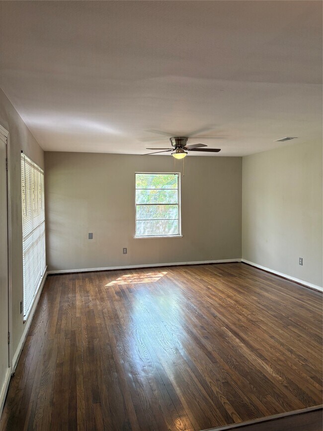 Foto del edificio - 5914 Ridgeway Dr