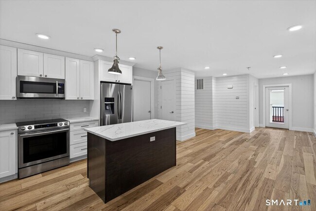 Foto del edificio - 32 1/2 Village Rd